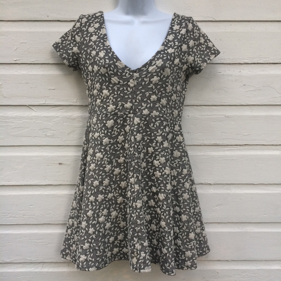 Forever 21 Dresses & Skirts - Forever 21 Short Sleeve Khaki Black Floral Dress